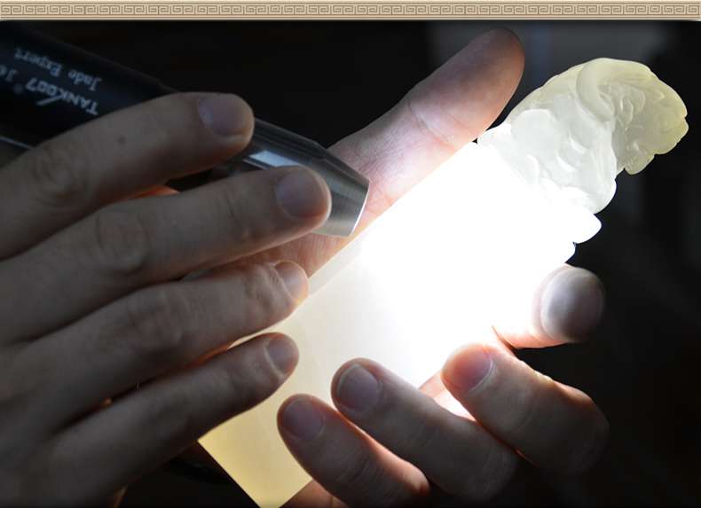 照玉強(qiáng)光手電筒不只可以鑒定琥珀，還可以鑒別各種的玉石、原石